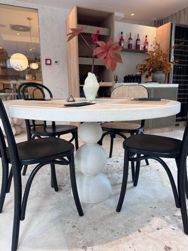 Stol od Mikrocementa, Makamana Restoran