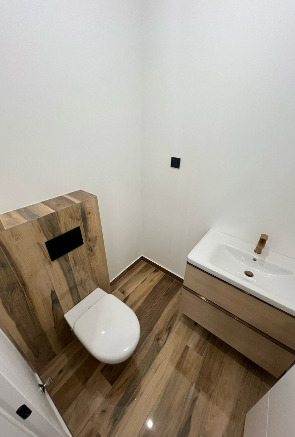 Pločice s efektom drva uz bijele zidove