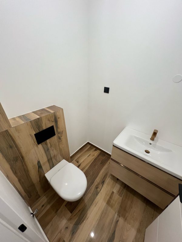 Pločice s efektom drva uz bijele zidove